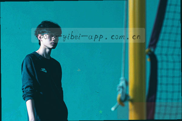 多名数据分析师在屏幕前工作的剪影